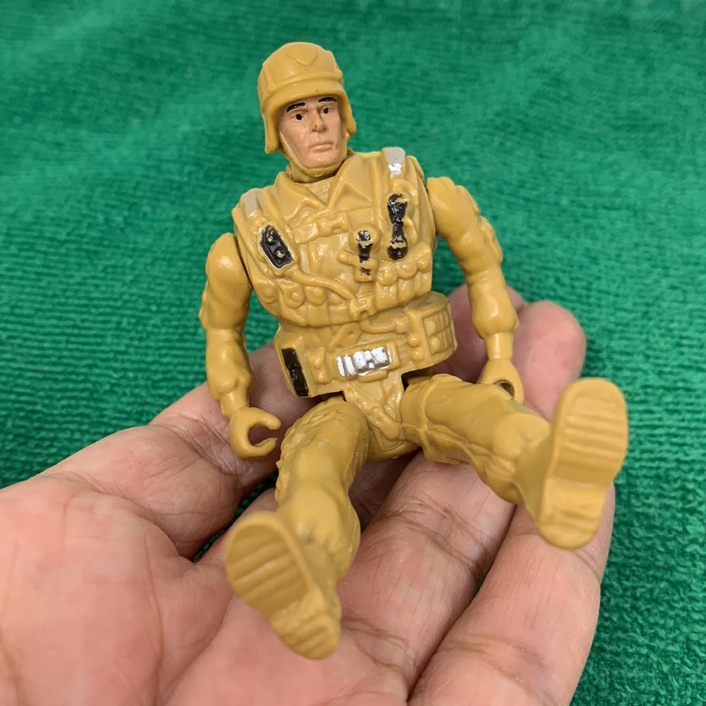 3.5” Desert Storm Soldier Trooper Action Figure Toy with U.S. vintage pin - Picture 14 of 16